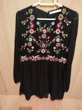 Vestido Zara bordado flores negro