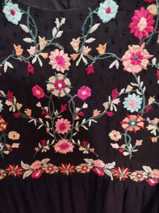 Vestido Zara bordado flores negro