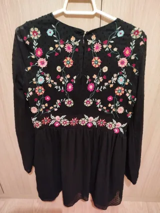 Vestido Zara bordado flores negro