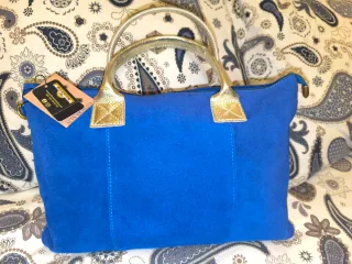 Bolso piel azul Klein asas doradas y asa larga