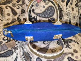 Bolso piel azul Klein asas doradas y asa larga