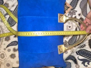 Bolso piel azul Klein asas doradas y asa larga