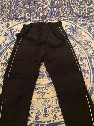 Pantalón de moto negro con tirantes