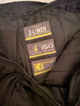 Pantalón de moto negro con tirantes