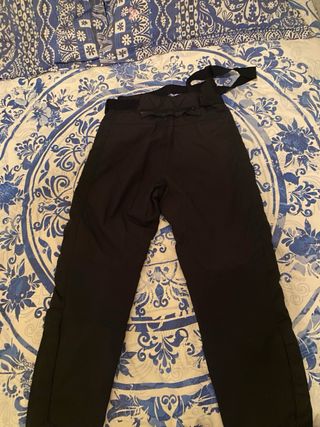 Pantalón de moto negro con tirantes