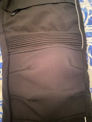 Pantalón de moto negro con tirantes
