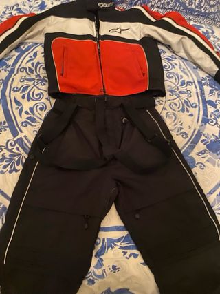 Pantalón de moto negro con tirantes
