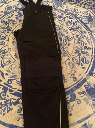 Pantalón de moto negro con tirantes
