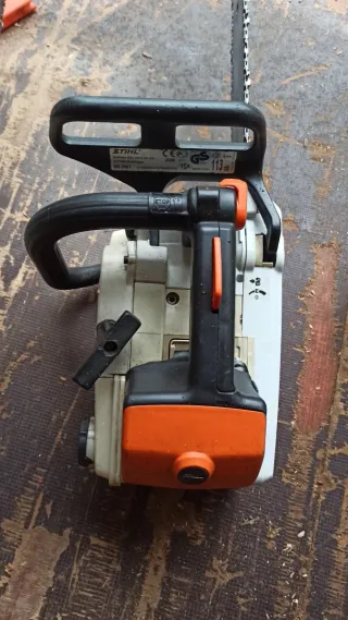 Motosierra Stihl MS 200T profesional.