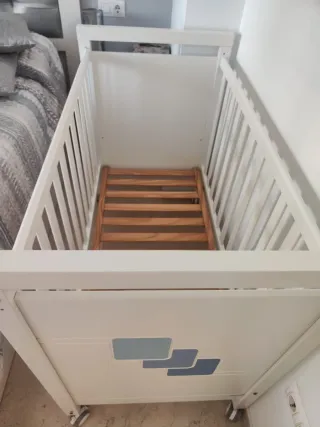 Cuna blanca de madera