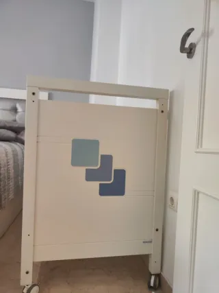 Cuna blanca de madera