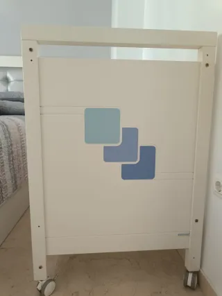 Cuna blanca de madera