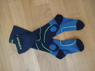 Calcetines Kiprun compresión azul y negro