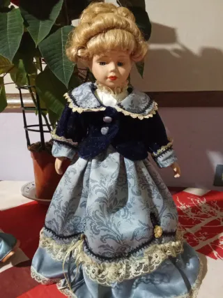 Vecchie bambole in porcellana