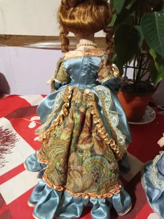 Vecchie bambole in porcellana