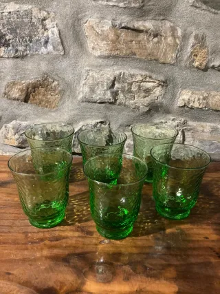 Sei bicchieri verdi in vetro