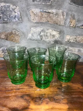 Sei bicchieri verdi in vetro