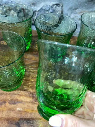 Sei bicchieri verdi in vetro