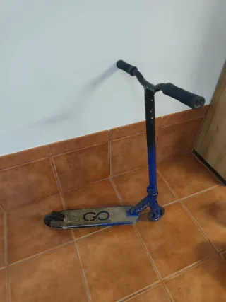Patinete azul y negro