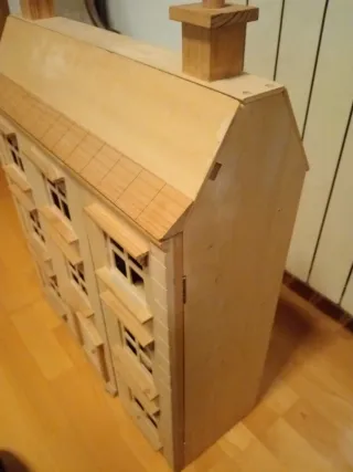 Casa de muñecas de madera