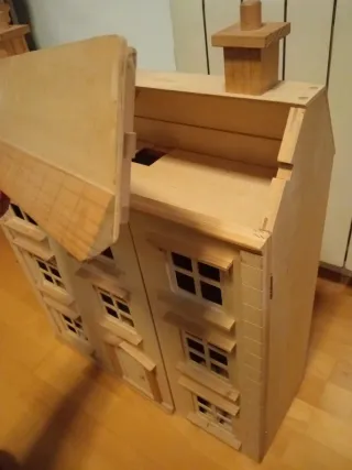 Casa de muñecas de madera