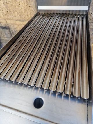 Parrilla de gas con piedra volcánica y agua