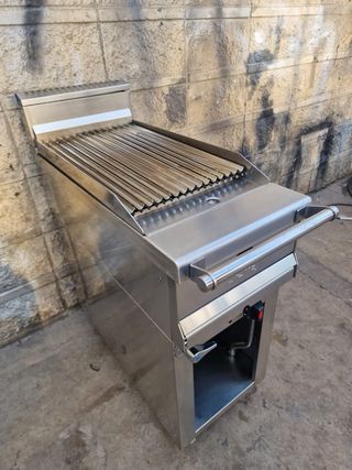 Parrilla de gas con piedra volcánica y agua