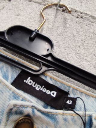 Pantalón vaquero Desigual desgastado