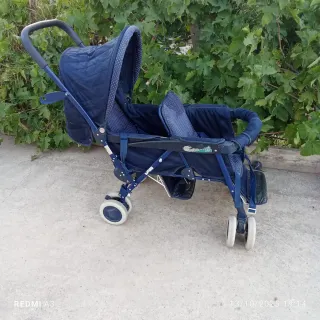 Silla de paseo azul con puntos blancos