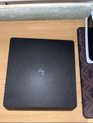 PS4 Slim Negra + Mando