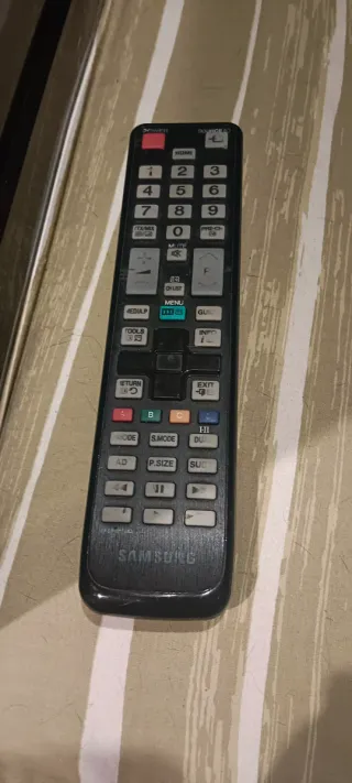 Tv Samsug,37con,tdt2y smart TV aparte no tiene pie