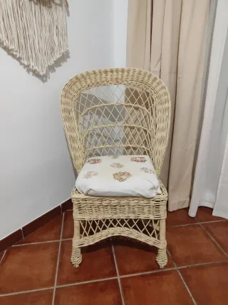 Sillón de mimbre beige con cojín