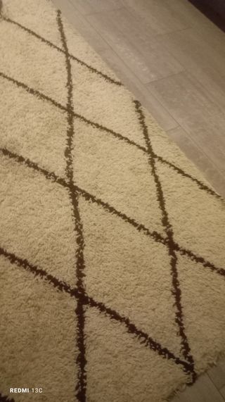 Alfombra de comedor beige y marrón