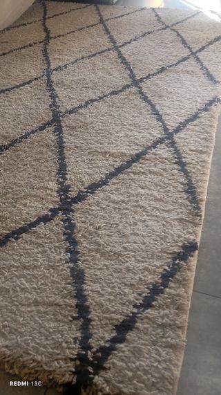 Alfombra de comedor beige y marrón