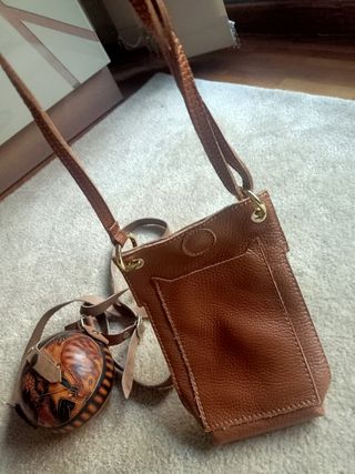 Dos bolsitos: Imitación cuero y artesanal