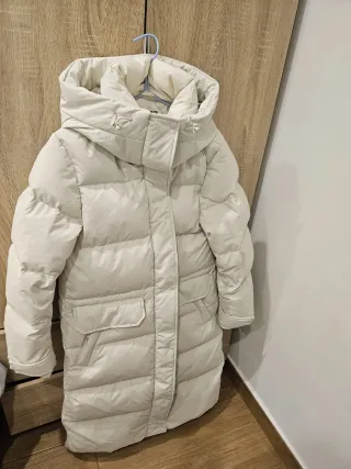 Abrigo largo acolchado con capucha