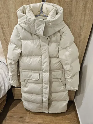 Abrigo largo acolchado con capucha