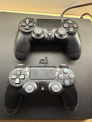 PS4 Slim Negra 500GB + 2 Mandos y 2 Juegos