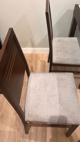 Mesa comedor madera y cristal y 4 sillas madera.