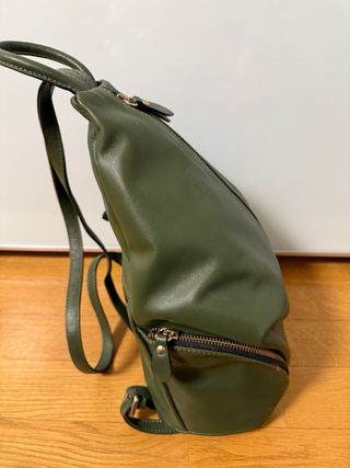Mochila de piel verde