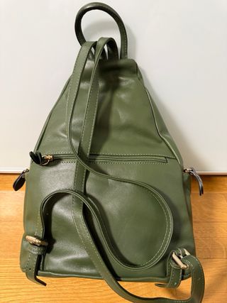 Mochila de piel verde