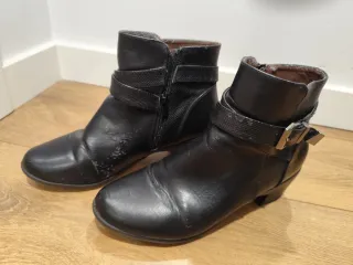 Botines negros con hebilla