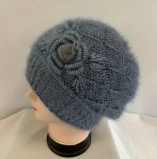 Gorro de invierno tejido con flor