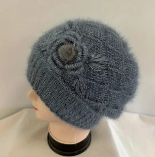 Gorro de invierno tejido con flor