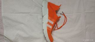 Scarpe da ginnastica arancioni e bianche