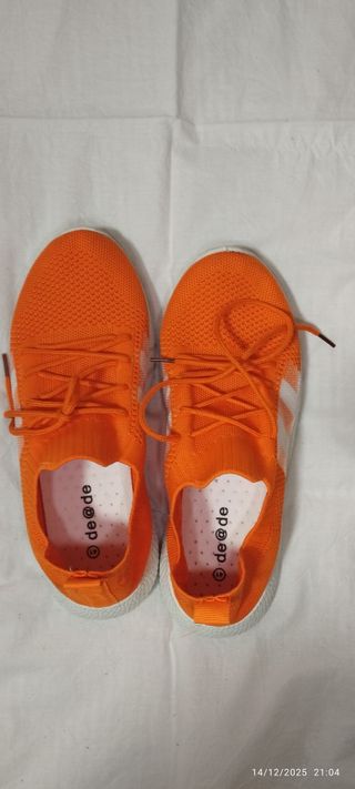 Scarpe da ginnastica arancioni e bianche