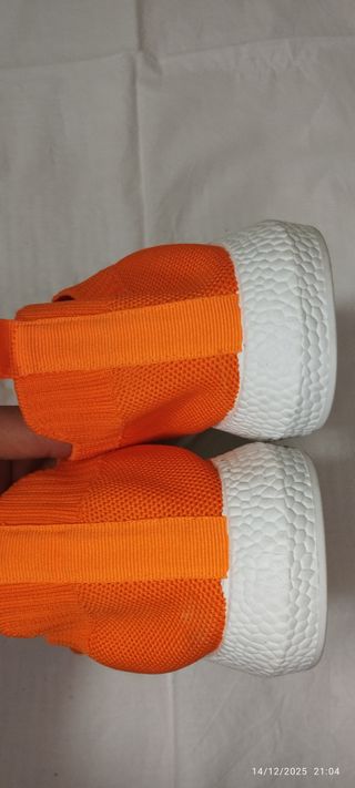 Scarpe da ginnastica arancioni e bianche