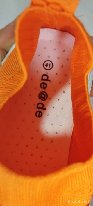 Scarpe da ginnastica arancioni e bianche