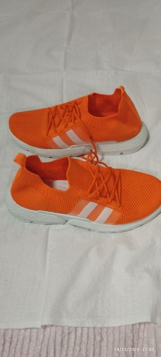 Scarpe da ginnastica arancioni e bianche