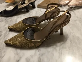 Bolso y sandalias de fiesta dorado